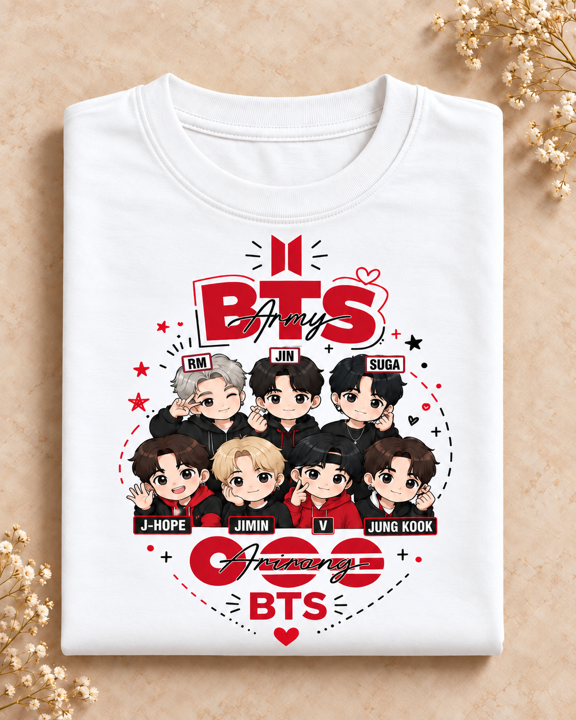 Camiseta blanca doblada sobre una superficie beige, con el estampado BTS